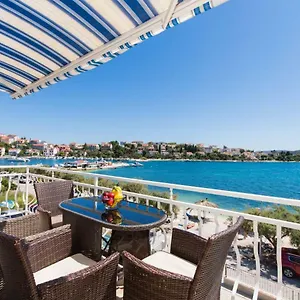 Apartment Rozana - Beachfront Wellness Retreat